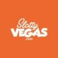 Logo van Slotty Vegas, een online casinoplatform, op een oranje achtergrond.