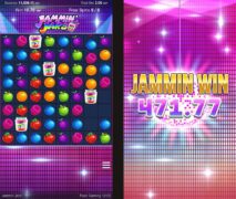 Een screenshot van een kleurrijk online gokspel met fruitthema genaamd "jammin' jars", met een 'jammin win' met een winstbedrag.